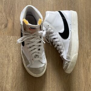 Women's Nike Hightop Blazers Mid 77 Black and White in Good Condition Size 8